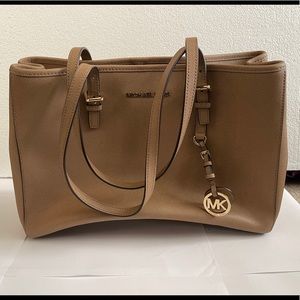 Michael Kors Hand/Shoulder bag in taupe